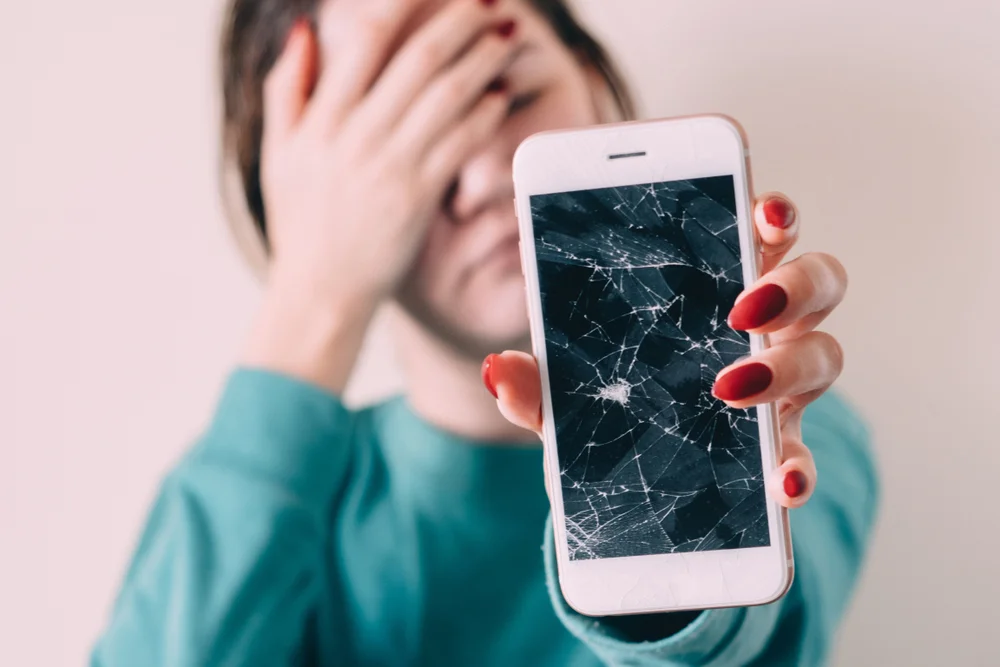 4 Reasons Why You Should Stop Using A Cell Phone With Damaged Screen